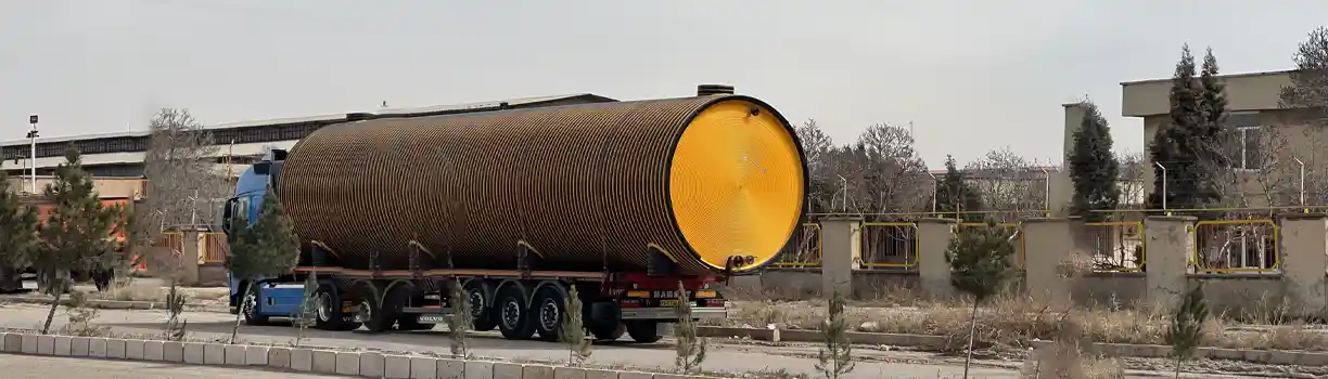 حمل مخزن پلی‌اتیلن صنعتی روی تریلی – شرکت کیش سپتیک